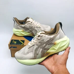 Asics Novablast 5 Mineral Beige/Taupe Grey