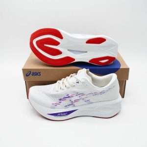 The ASICS SONICBLAST is designed for runners seeking a combination of speed, comfort, and performance. Engineered with advanced technology, these shoes provide an exceptional running experience for both casual joggers and competitive athletes. The lightweight construction ensures minimal resistance, allowing runners to maintain a natural stride while covering long distances with ease.