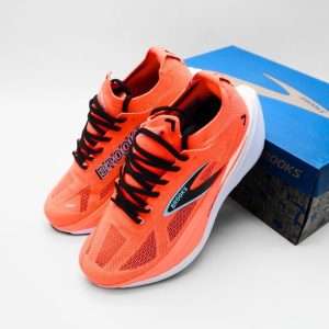 The Brooks Hyperion Max 3 is built for runners who crave speed, responsiveness and lightweight cushioning without sacrificing comfort over long distances. This highly engineered trainer is designed for those who enjoy pushing the pace, whether during tempo runs, marathon training or everyday fast miles. The latest iteration features an upgraded midsole equipped with Brooks’ enhanced nitrogen-infused foam, offering exceptional energy return and long-lasting bounce that keeps the legs feeling fresh even deep into a run. The platform is slightly wider for better stability, making transitions smoother and giving the shoe a secure, confident ride.