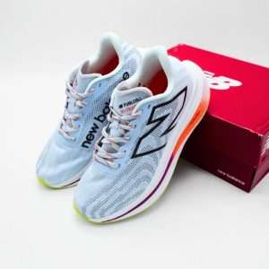 The New Balance FuelCell SuperComp Trainer V2 is engineered for runners who value explosive energy return, premium cushioning, and modern performance technology. This shoe is designed to take your training to a higher level with its advanced FuelCell midsole, delivering an ultra-responsive underfoot feel that propels you forward with each stride. Whether you are hitting long distances, tempo runs, or daily training sessions, the V2 helps maintain momentum and reduces fatigue. Its standout feature is the Energy Arc system, which incorporates a carbon fiber plate and strategic midsole voids to enhance forward propulsion and maximize efficiency.