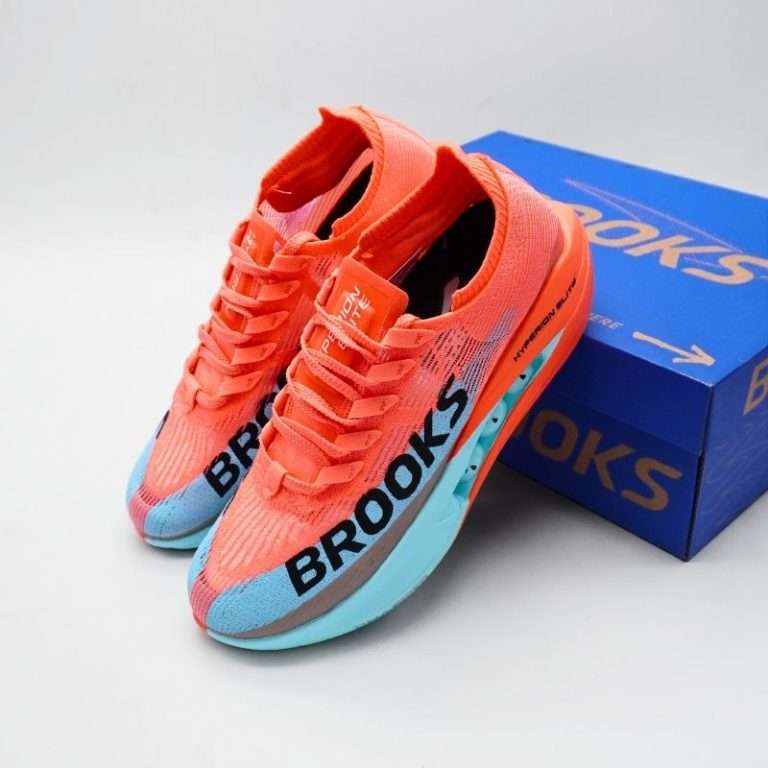 The Brooks Hyperion Elite 5 Running Shoes are engineered for serious runners who demand speed, responsiveness, and race-day efficiency. Designed with one goal in mind—running faster with less effort—these shoes feature a highly energetic midsole made from advanced PEBA foam. This foam construction offers exceptional cushioning without adding extra weight, allowing runners to maintain speed and momentum even during long distances. The shoe integrates a full-length carbon plate that enhances propulsion and provides a snappy toe-off, helping every stride feel smoother, quicker, and more controlled.