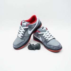 The Nike SB Dunk Low Staple NYC “Pigeon” is one of the most iconic and sought-after sneakers in streetwear history. First released in 2005, it gained legendary status due to its unique design, limited availability, and the hype it generated in the sneaker community. The shoe is a collaboration between Nike SB and Jeff Staple, a renowned designer and founder of Staple Design, who drew inspiration from the urban landscape of New York City. The nickname “Pigeon” comes from the colorway, which mimics the gray and white tones of the city’s ubiquitous birds, accented with a striking orange beak-inspired Swoosh.