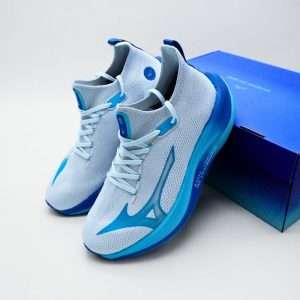 The Mizuno Neo Vista running shoes are designed to provide a seamless blend of performance, comfort, and style for runners of all levels. Engineered with precision, these shoes are ideal for both casual joggers and serious athletes seeking reliable footwear that supports endurance and speed. The upper is crafted from lightweight, breathable mesh material that ensures maximum airflow, keeping your feet cool and dry during long runs. The material adapts well to the foot’s natural movement, offering a snug yet flexible fit that reduces the risk of blisters or irritation.