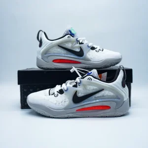 The Nike KD 15 Brooklyn Nets Men’s Basketball Shoes are a perfect blend of performance engineering and street-style aesthetics, designed to meet the demands of modern basketball players while reflecting Kevin Durant’s signature flair. This special “Brooklyn Nets” edition celebrates Durant’s time with the team, featuring bold colorways inspired by the franchise’s iconic black, white, and grey palette, symbolizing power, unity, and precision.